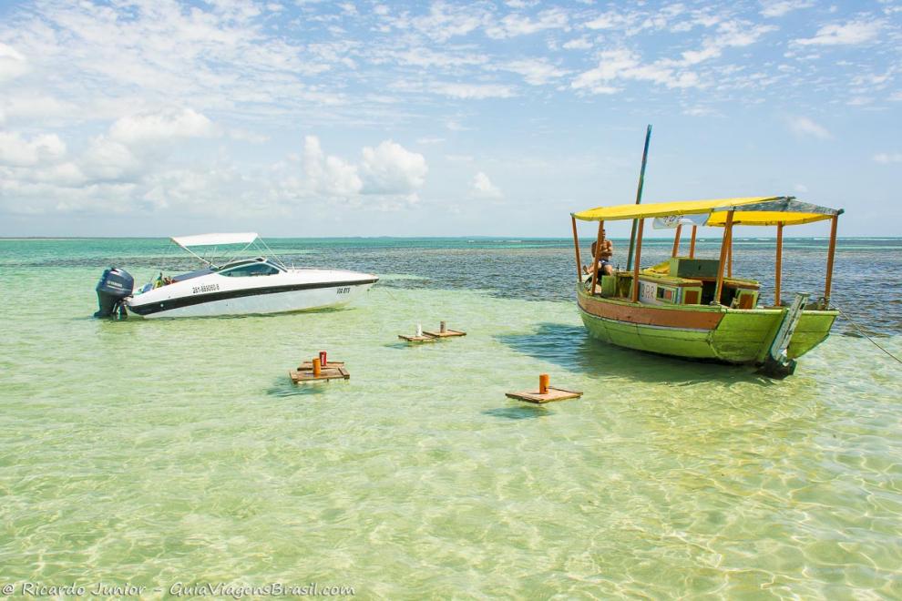 Imagem de uma lancha e barco bar na piscina natural